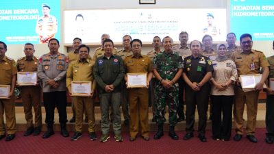 Memastikan Penanganan Bencana di Sulsel, Kepala BNPB RI Serahkan Bantuan