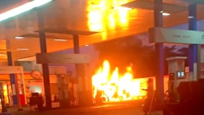 Mobil Mikrolet Hangus Terbakar di SPBU Majannang Depan Warung Coto Harmin