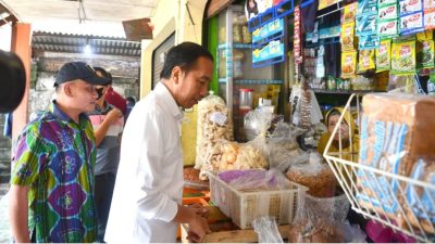 Presiden Jokowi Meninjau Aktivitas Perdagangan di Pasar Sentul