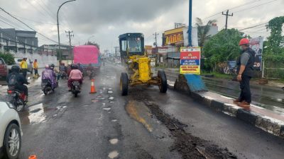 Jalan Berlubang Diperbaiki,Warga Ucapkan Terima Kasih Kepada BBPJN SulSel