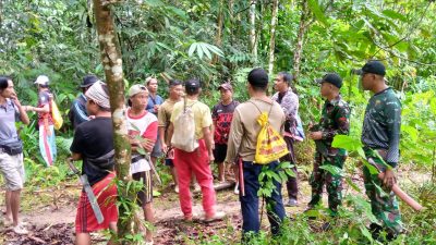 Satgas Pamtas Yonif 645/Gty Bersama Warga Karya Bakti Pembersihan Lahan Adat di perbatasan