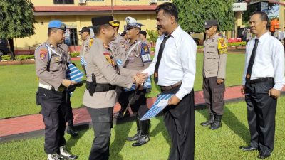 Kapolres Maros Beri Penghargaan Kepada Personil Berprestasi