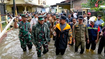 Gubernur Sulsel Bersama Pangdam Hasanuddin Tinjau Banjir di Makassar, Serahkan Bantuan Logistik