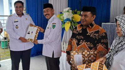 Bupati Maros Menyerahkan Piagam Penghargaan Dan Lencana Desa Mandiri Di Kecamatan Simbang, Terbanyak Di Kabupaten Maros