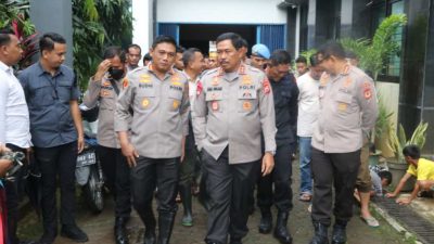 Kapolda Sulsel Kunjungi Warga Korban Banjir Di Jl.Monginsidi Baru Kota Makassar