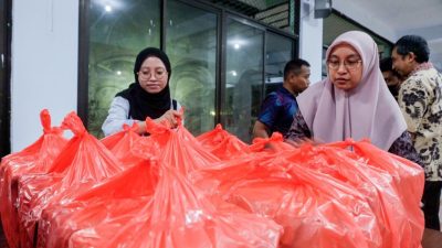 Dinas Komunikasi dan Informatika (Diskominfo) Kota Makassar Salurkan Ratusan Paket makanan Korban Banjir