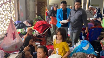 Sambangi Posko Kebakaran, Gemilang Bagikan Bantuan ke Warga