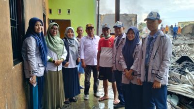 Empati Dengan Korban Kebakaran,PLT Kepsek SMP Neg.5 Mandai Dahniar,S.Pd,M.Pd didampingi Sekcam Mandai.A.chaebar S.IP, M.Si Galang Donasi dan Beri Bantuan