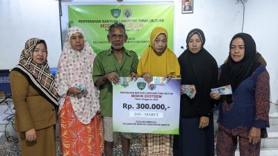 Penyerahan BLT -DD. Secara Tunai Oleh kepala Desa Nisombalia