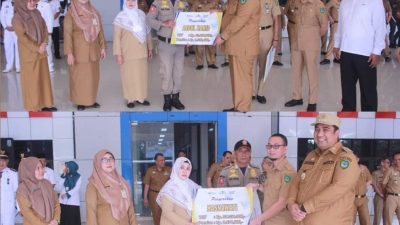 Chaidir Syam Serahkan Santunan Korban Bencana Alam