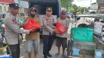 Program Mabarakka, Polisi di Maros Bagi-Bagi Sembako