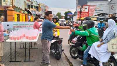 Jemaat Gereja Toraja Masale Bagi-Bagi Takjil Buka Puasa; Kami Berbagi Kasih