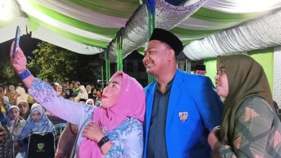 Makin Populer, Ketua KNPI Maros Jadi Rebutan Ibu-Ibu Untuk Berfoto di Marusu