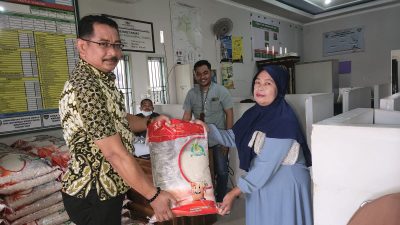 223 Warga Tellupoccoe Dapat Bantuan Beras Dari Bulog