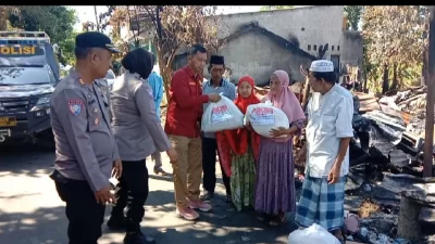 Polres Maros Turut Bantu Korban Kebakaran di Sambotara