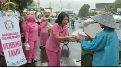 Bhayangkari Cabang Maros Bagi-Bagi Takjil Jelang Bukan Puasa