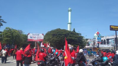 May Day, Massa PMBI Maros Unjuk Rasa di Persimpangan Patung Kuda