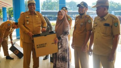 Dukung Digitalisasi Perpustakaan, Chaidir Syam Bagi-Bagi Komputer