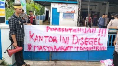 Minta Polisi Proses Kades Tompobulu, Puluhan Pemuda Segel Kantor Desa