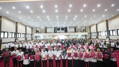 Andi Sudirman Serahkan SK Kenaikan Jabatan 856 ASN Pemprov Sulsel