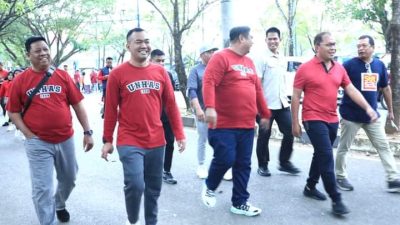 Patarai Amir dan Haeriah Rahman Ikut Jalan Santai IKA Unhas Maros