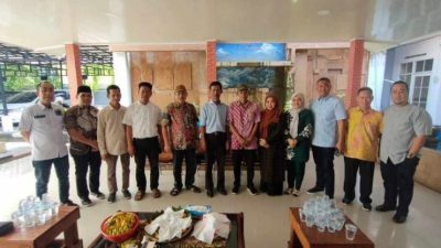 Pimpinan Dewan Maros Beri Penghargaan ke ASN DPRD yang Purna Bakti