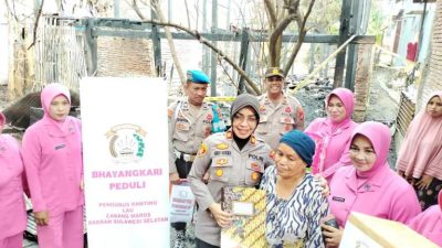 Polsek Lau dan Ibu Bhayangkari Bantu Korban Kebakaran di Bajubodoa