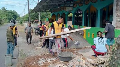 Polisi di Maros Disebar Bersihkan Rumah Ibadah, Wakapolres; Biar Nyaman Beribadah