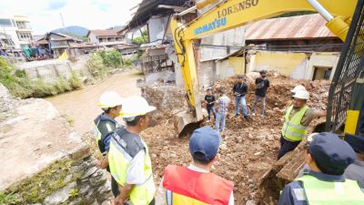 Libur Akhir Pekan, Andi Sudirman Malah Tinjau Pembangunan Jembatan di Torut