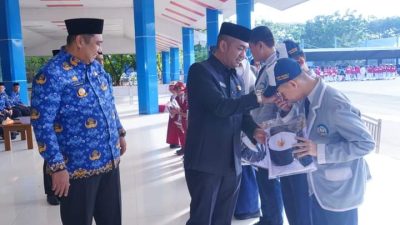 Chaidir Syam dan Patarai Amir Bagikan 14 Ribu Seragam Sekolah Gratis ke Pelajar