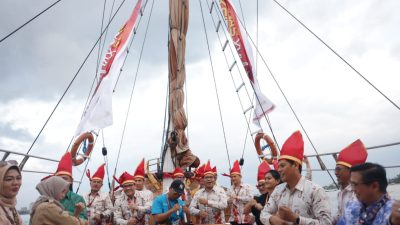 Kapal Phinisi Antar Walikota Se-Indonesia Keliling Pantai Losari