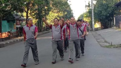 Tingkatkan Kebugaran, Polisi di Maros Jalan Santai Keliling Kota