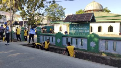 Peringati Tahun Baru Islam 1445 Hijriah, Polisi Maros Gelar Kerja Bakti