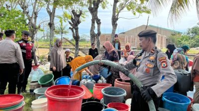 Dampak Kemarau, Polres Maros Ikut Distribusi Air Bersih