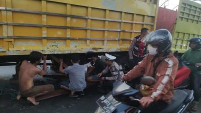 Personil Satlantas Polres Maros Bantu Sopir Truk Perbaiki Mobil Yang Mogok Ditengah Jalan