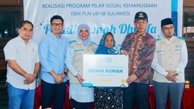 Wakil Bupati Maros dan YBM PLN Serahkan Bantuan Peduli Rumah Dhuafa di Rammang-Rammang