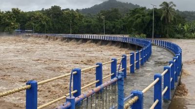Debit air bendungan Leko Pancing Kecamatan Tompobulu, Kabupaten Maros memasuki siaga satu.