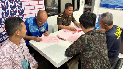 Kajati Sulsel Serahkan Berkas Perkara 5 Tersangka PT. Surveyor Indonesia Cabang Makassar