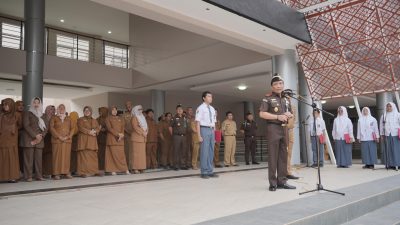 Kajati Sulsel Menjadi Inspektur Upacara di SMAN 1 Makassar; Hindari Perbuatan Tercelah dan Perbuatan Melanggar Hukum, Ukir Prestasi Menuju Indonesia Emas 2024