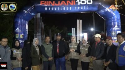 Ketua DPRD Maros Serahkan Hadiah Untuk Juara Pelari di TN Gunung Rinjani