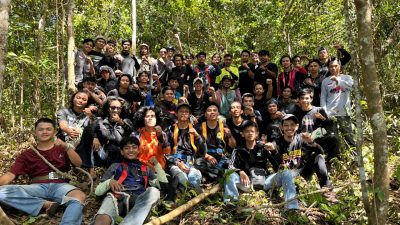 HUT RI Ke-79 Th, Pemuda di Camba Bentangkan Bendera Di Puncak Gunung Makikko
