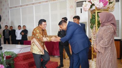 Chaidir Syam Dan Hatta Rahman Bersalaman Dengan Sejuk Diacara Pesta Pernikahan Anak Anggota DPRD Maros