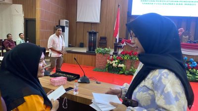 Wahyuni Malik Bagi-bagi Rezeki Pada Hari Pertama Kerja sebagai Wakil Ketua DPRD