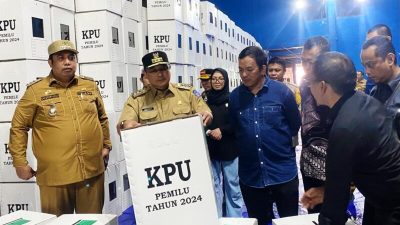 Periksa Kesiapan Pemilu, PJ.Gubernur Sulsel Bersama Ketua DPRD Maros Kunjungi Gudang Logistik KPU Maros