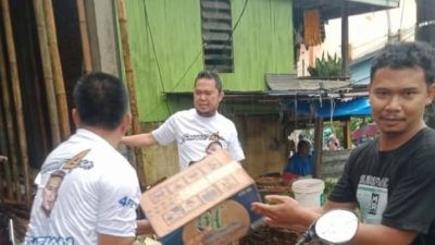 Meski Hujan, Andi Safriadi Turung Langsung Bagikan Sembako Di Dapilnya