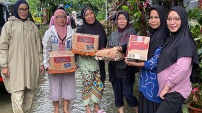 Banjir Di Kec.Mandai, Nurlinda Bagikan Paket Sembako Kepada Yang Terdampak Banjir