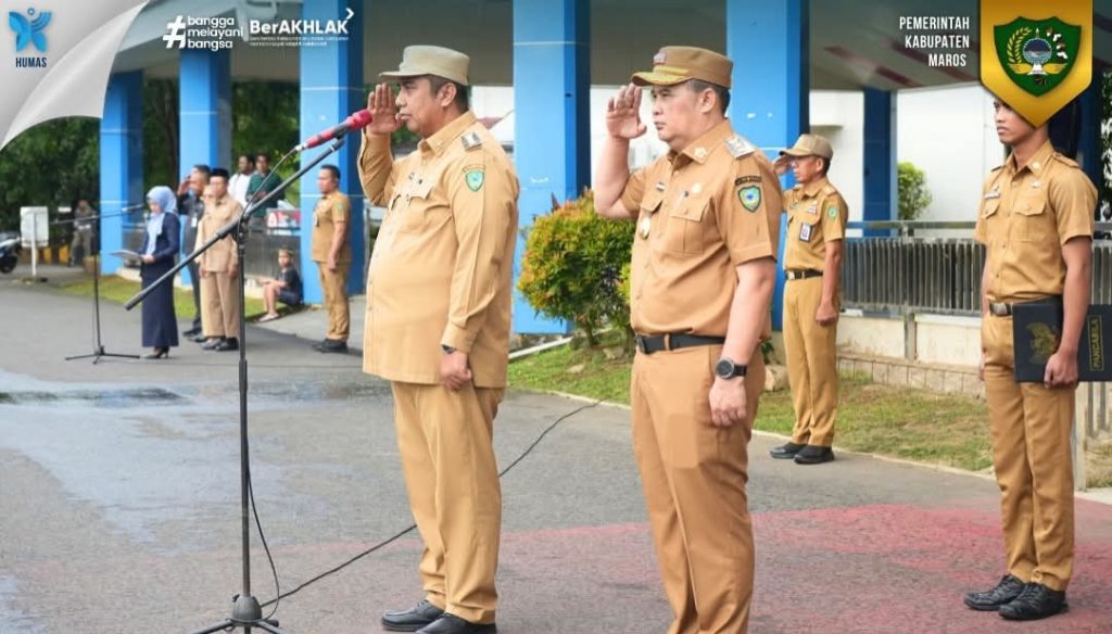 Bupati dan Wakil Bupati Maros memimpin upacara pengibaran bendera yang dilanjutkan dengan ramah tamah pasca-Idul Fitri bersama pejabat dan staf pemerintah.