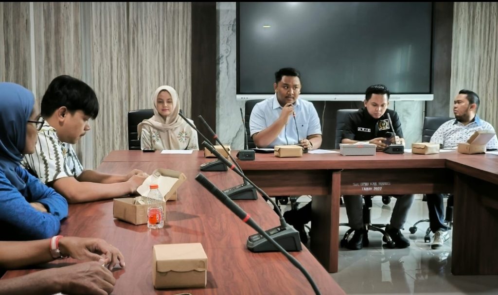 Akibat Fondasi Rubuh, Masyarakat RDP Dengan Pondok Tahfidz Haji Ranreng Di DPRD Maros