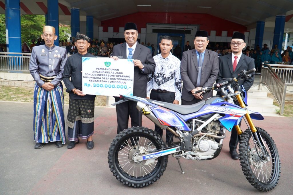Perhatian Khusus Sekolah Kolong Di Tompobulu, Bupati Maros Berikan Rp 300 Juta Dan Motor Trail