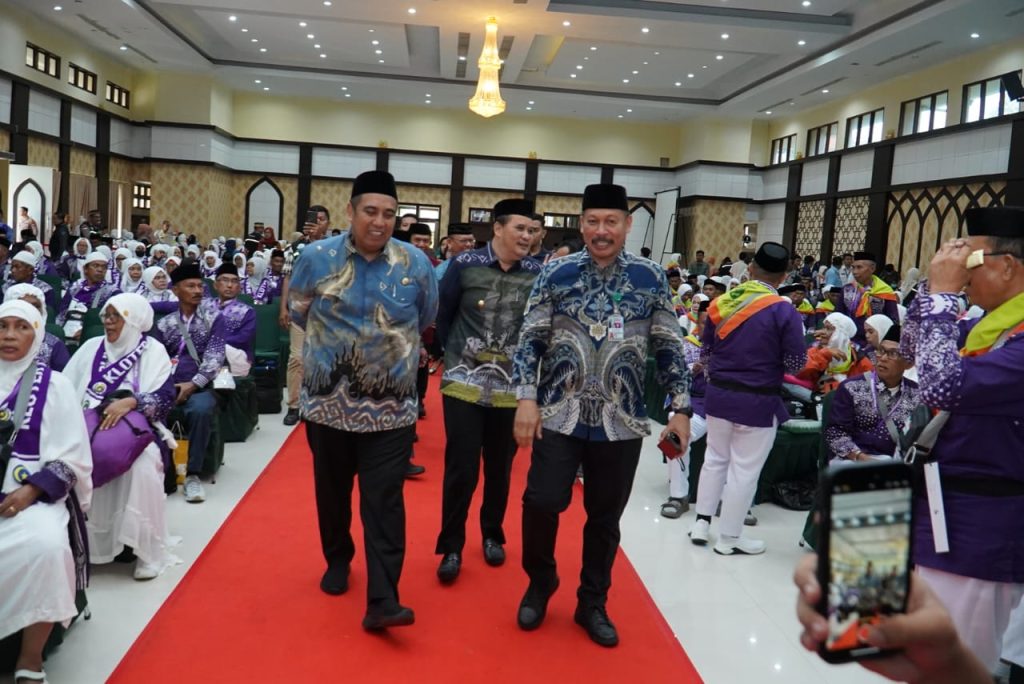 Ratusan Jemaah Calon Haji Asal Maros Diberangkatkan dari Embarkasi Makassar